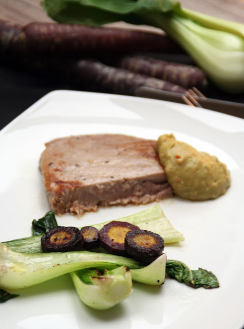 Thunfisch-Steak mit Pak Choi und Ur-Karotten