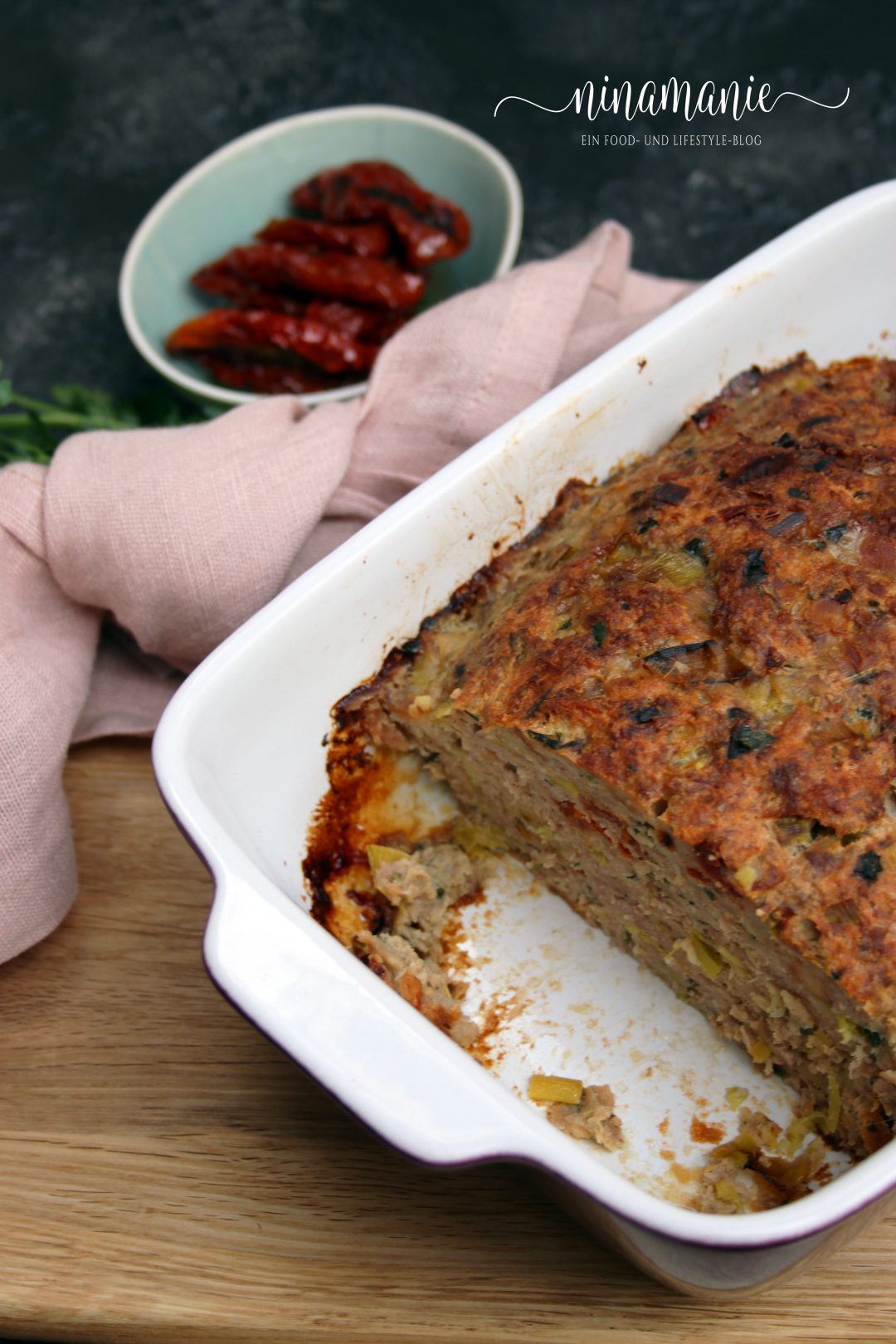 Saftiger Hackbraten mit Lauch und getrockneten Tomaten - Ninamanie Saftiger Hackbraten mit Lauch und getrockneten Tomaten - Ninamanie