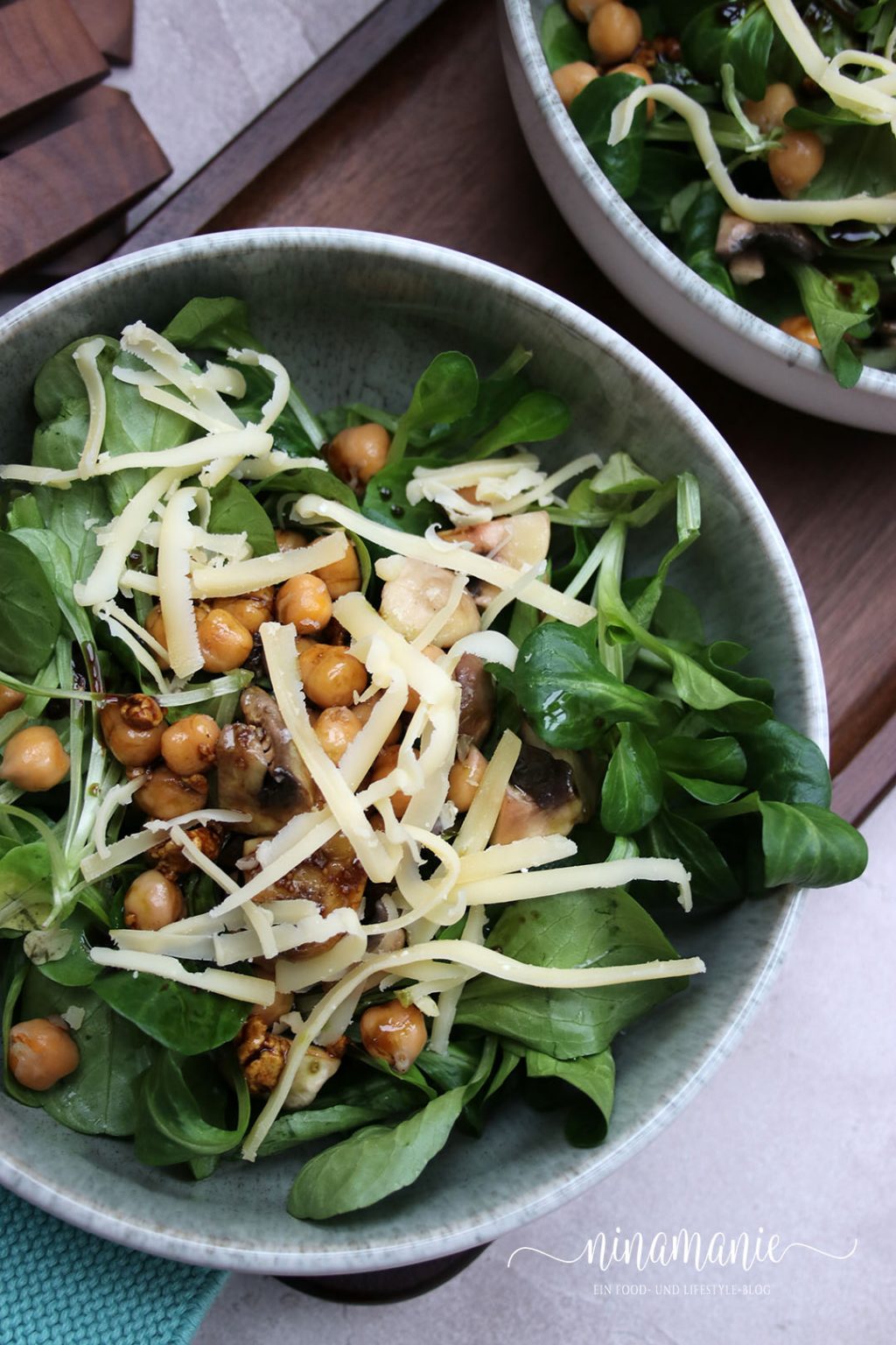 Feldsalat mit Kichererbsen und Champignons - Ninamanie