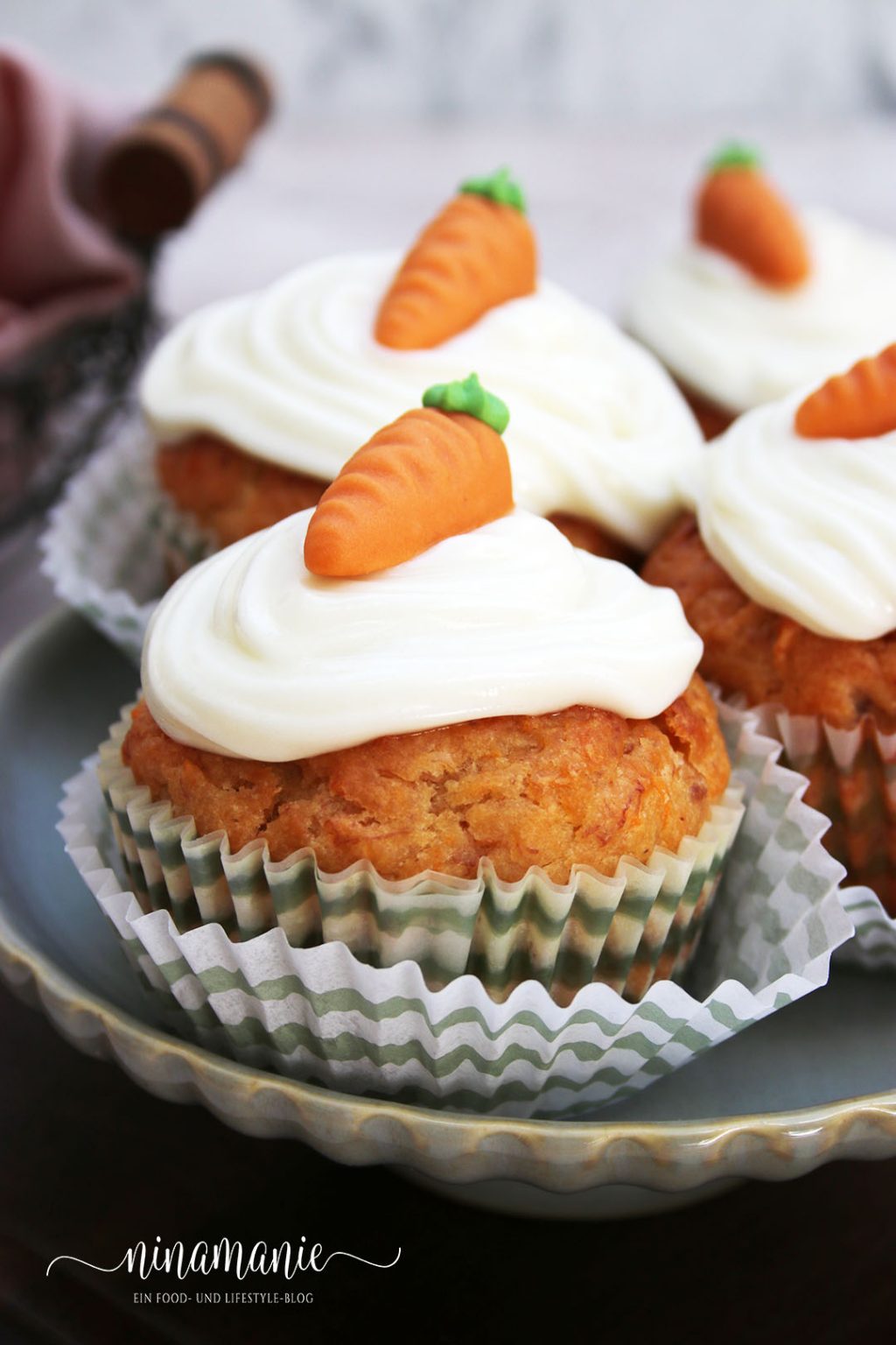 Bananen-Möhren-Cupcakes mit Frischkäse-Frosting - Ninamanie