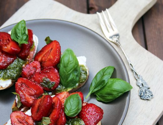 Crostini mit Balsamico-Erdbeeren und Basilikum-Pesto