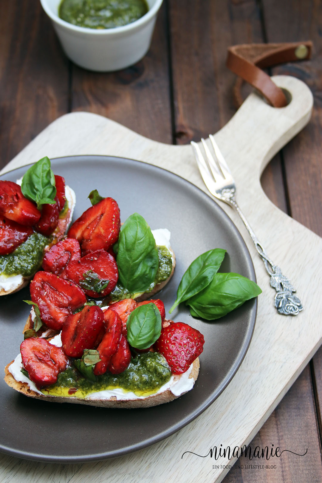 Crostini mit Balsamico-Erdbeeren und Basilikum-Pesto - Ninamanie