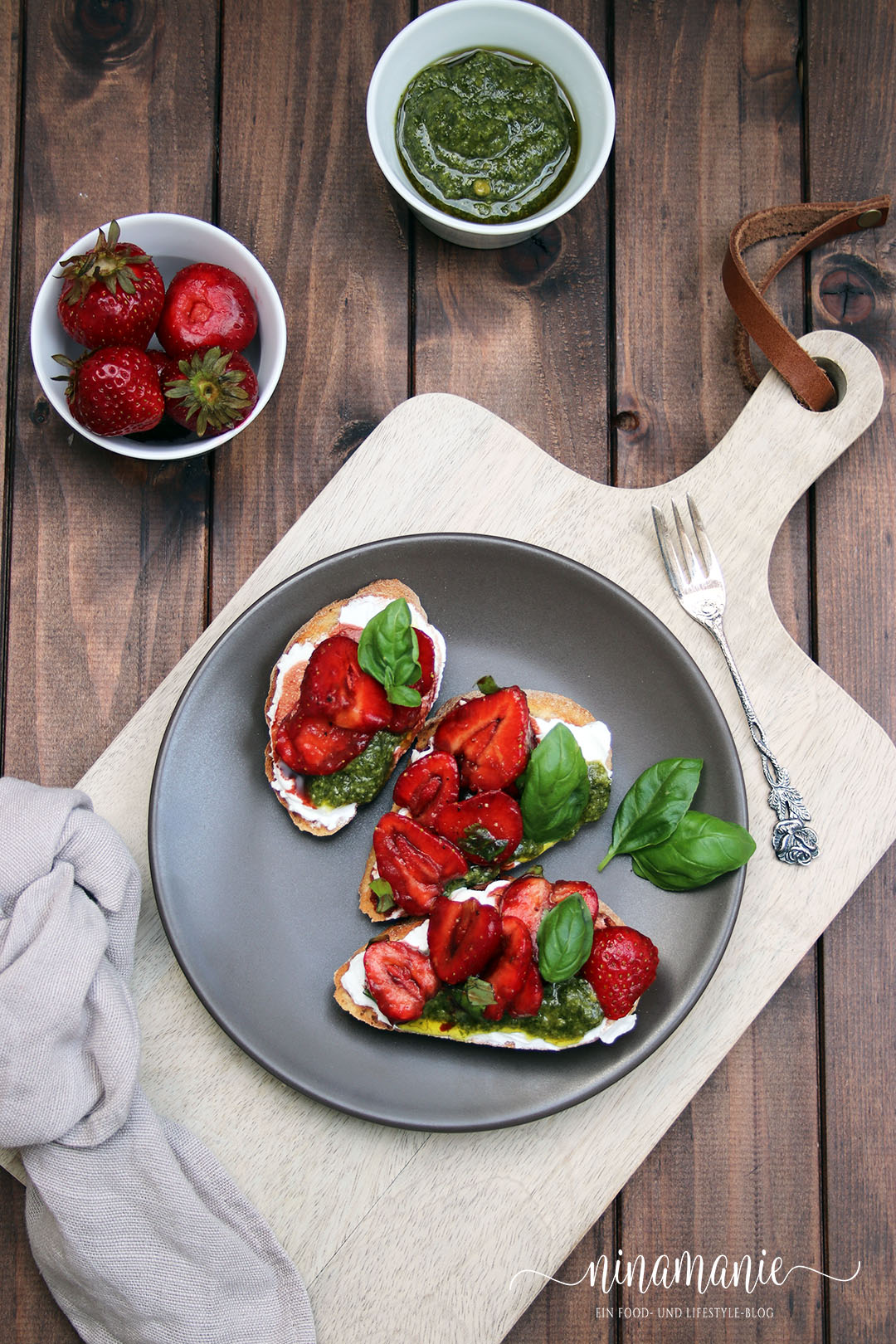 Crostini mit Balsamico-Erdbeeren und Basilikum-Pesto - Ninamanie Crostini mit Balsamico-Erdbeeren und Basilikum-Pesto - Ninamanie
