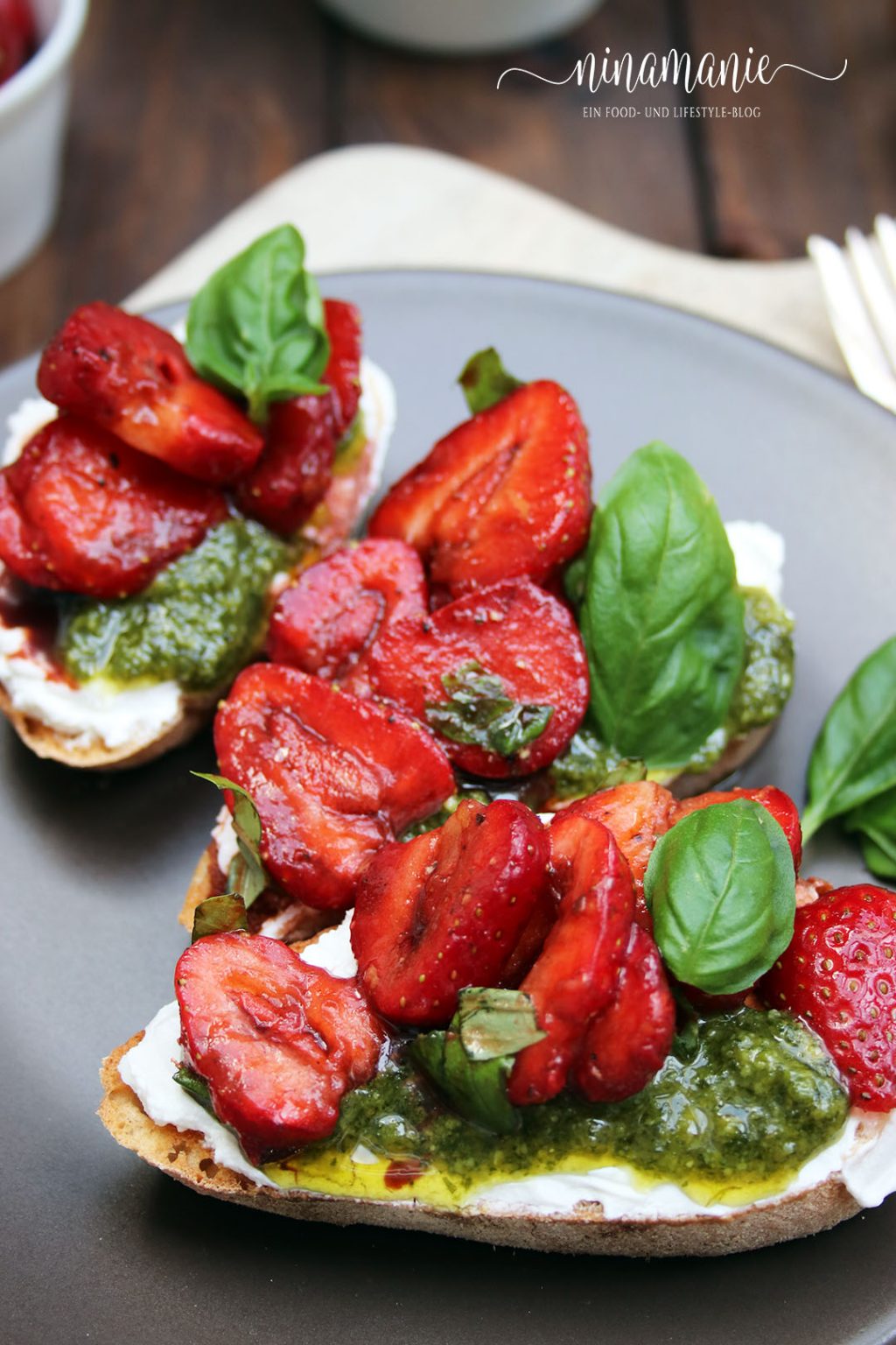 Crostini mit Balsamico-Erdbeeren und Basilikum-Pesto - Ninamanie Crostini mit Balsamico-Erdbeeren und Basilikum-Pesto - Ninamanie