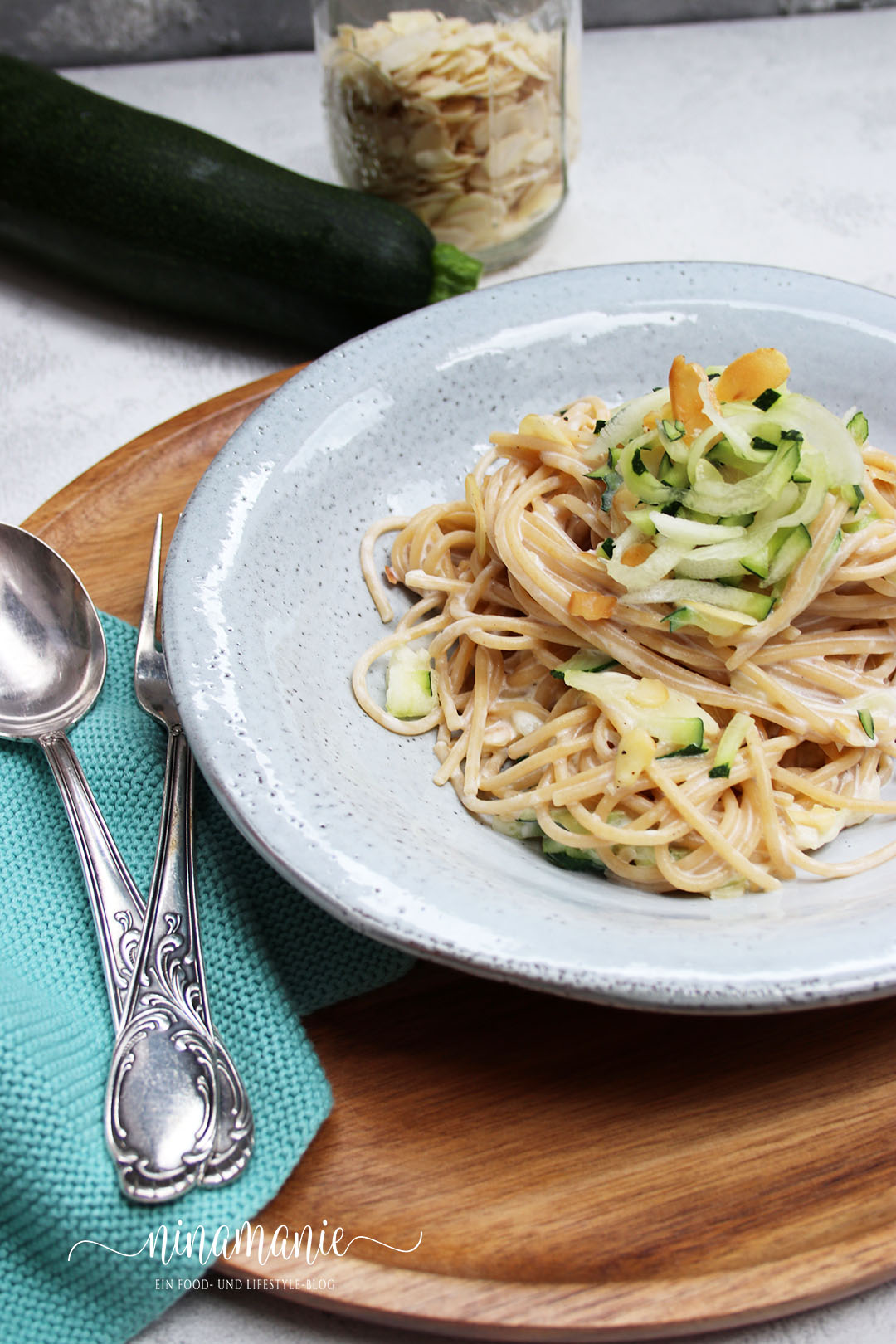 Zucchini-Mandel-Pasta mit Schmand und Knoblauch - Ninamanie