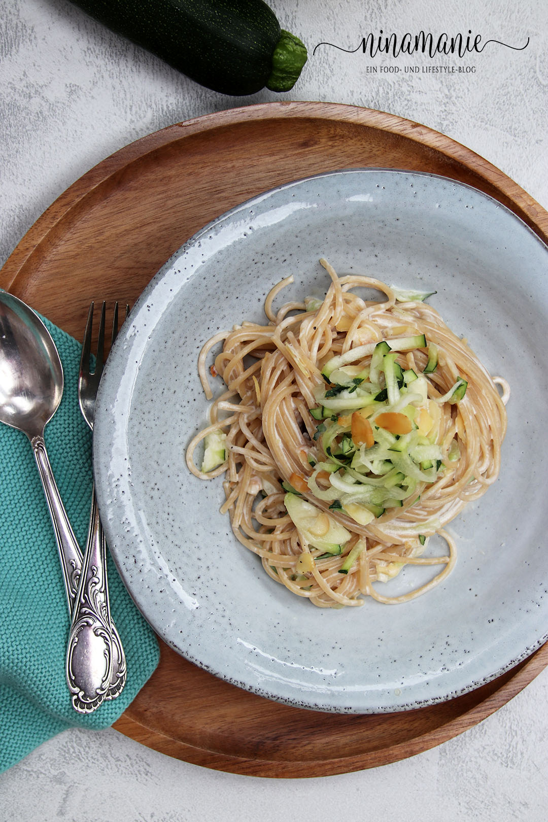 Zucchini-Mandel-Pasta mit Schmand und Knoblauch - Ninamanie