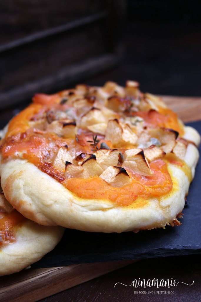 Pizzette mit Kürbiscreme,  Lachs und Apfelwürfel
