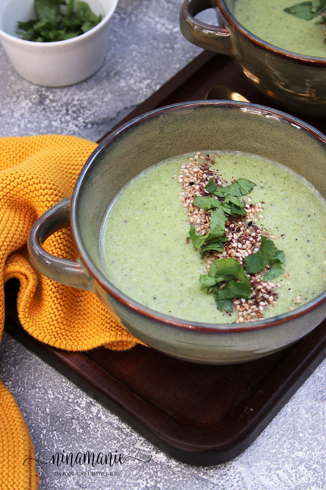 Brokkolisuppe mit Tahin und Dukkah