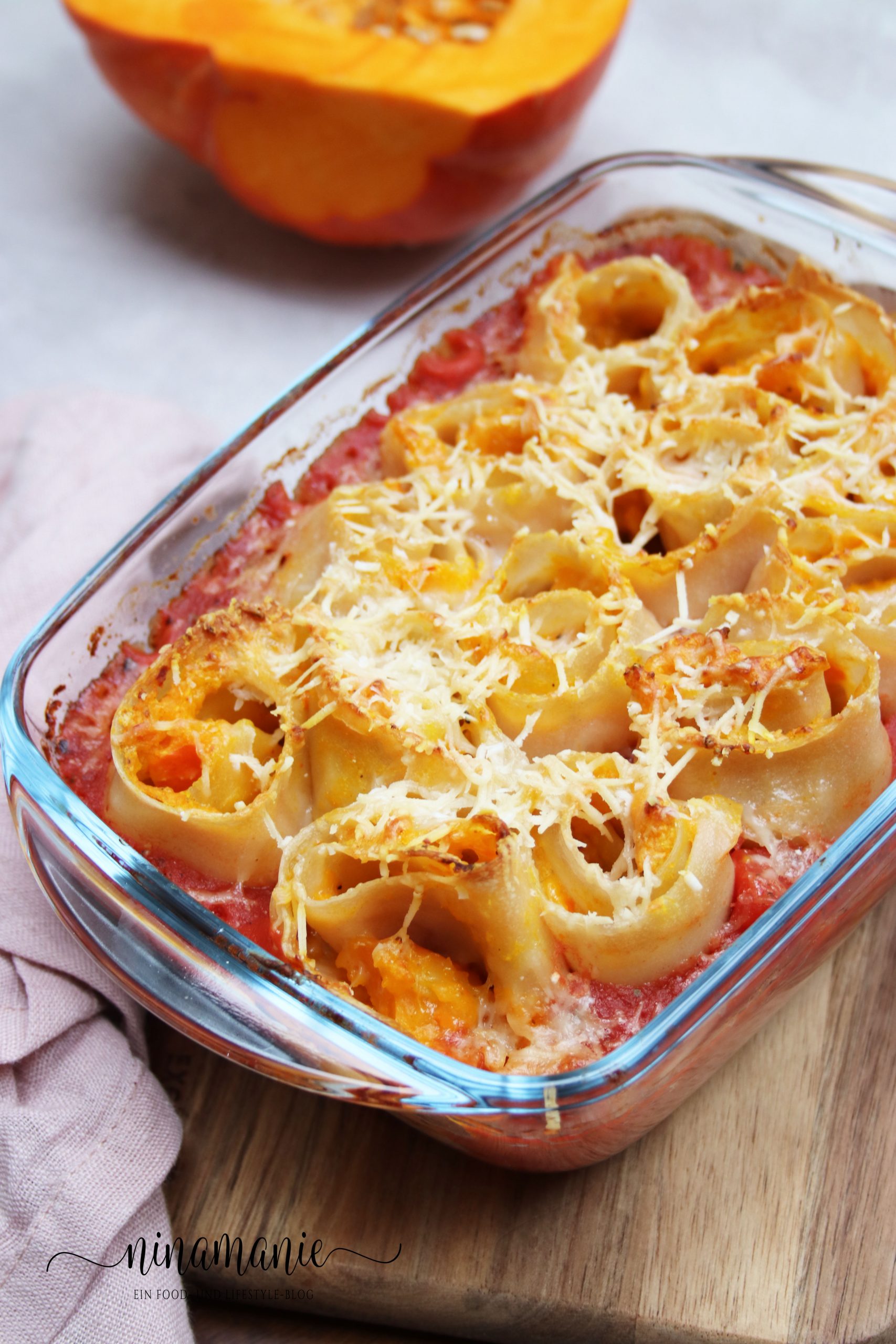 Dinkel-Nudelröllchen mit Kürbisfüllung