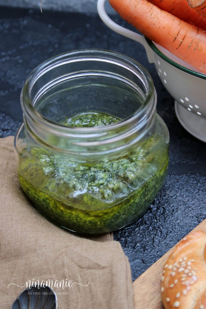 Möhrengrün-Pesto im Glas