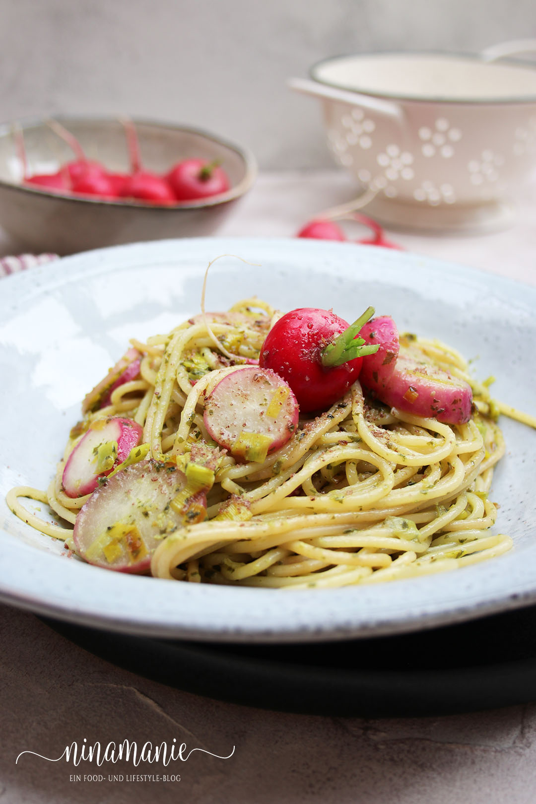 Pasta mit Radieschen, Bärlauchpesto und Lauch