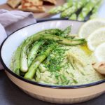 Hummus mit grünem Spargel