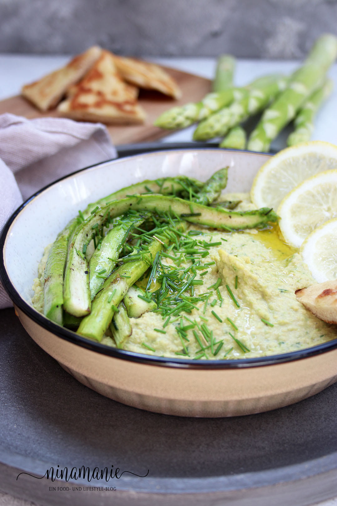 Hummus mit grünem Spargel