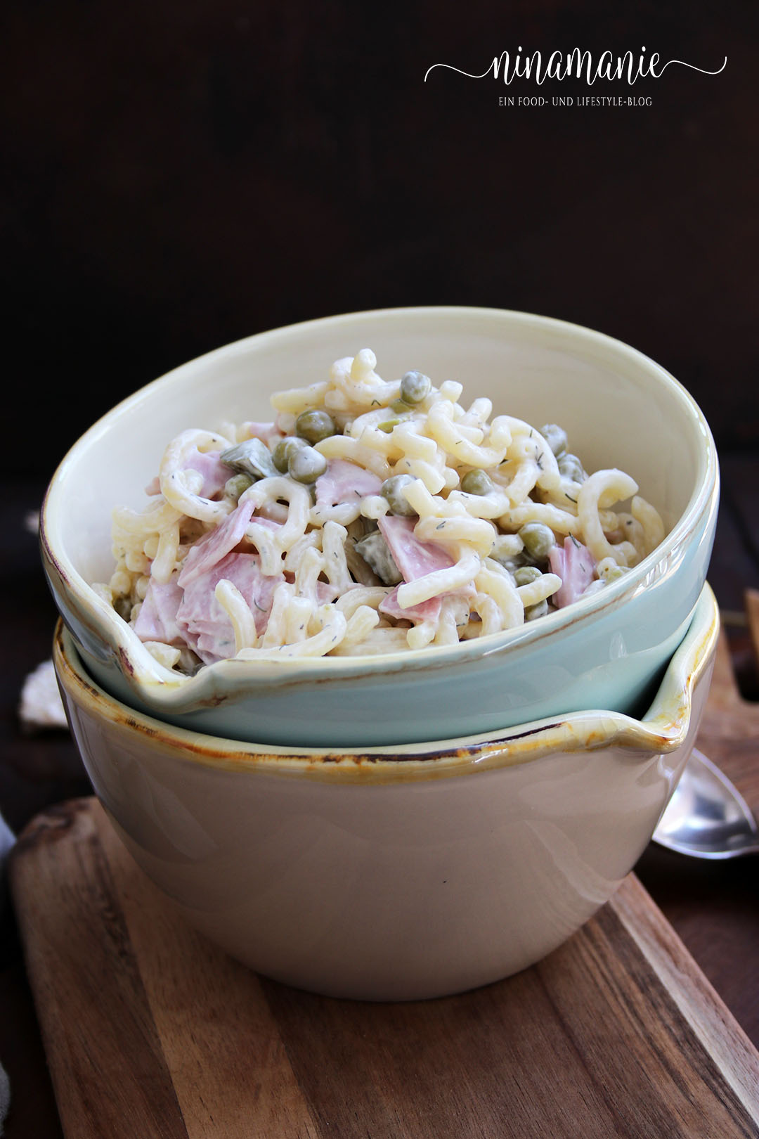 Klassischer Nudelsalat mit Schinken, Erbsen und Gürkchen - Ninamanie