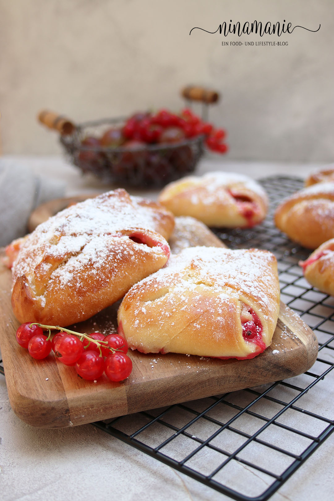 Johannisbeer-Mascarpone-Hefetaschen