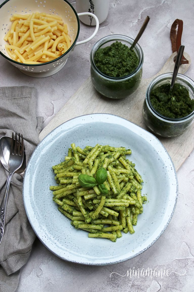 Feldsalat-Pesto und Erdnuss-Pesto - Ninamanie Feldsalat-Pesto und Erdnuss-Pesto - Ninamanie