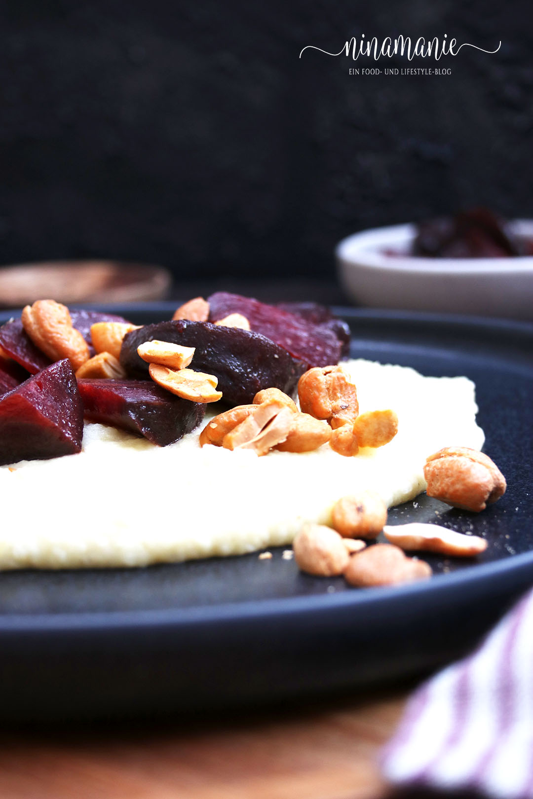 Sellerie-Creme mit Roter Beete und gebrannten Mandeln