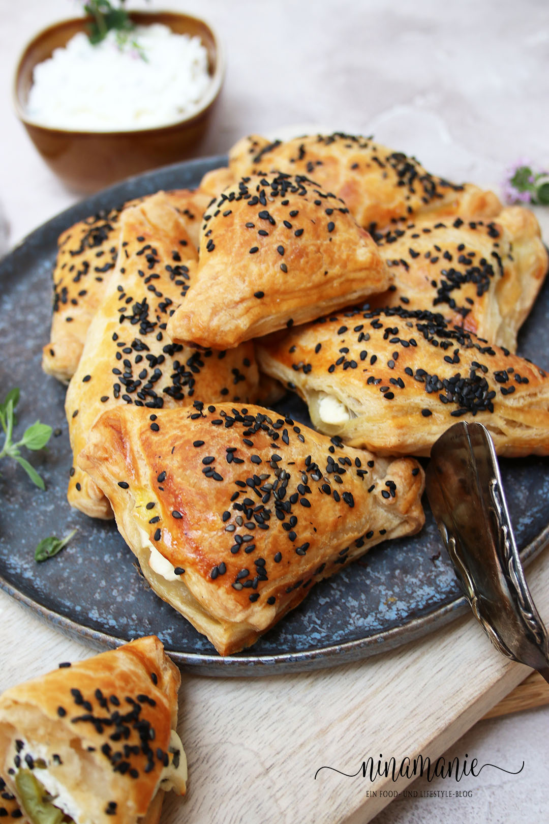 Blätterteigtaschen mit Labneh und grünem Spargel - Ninamanie Blätterteigtaschen mit Labneh und grünem Spargel - Ninamanie