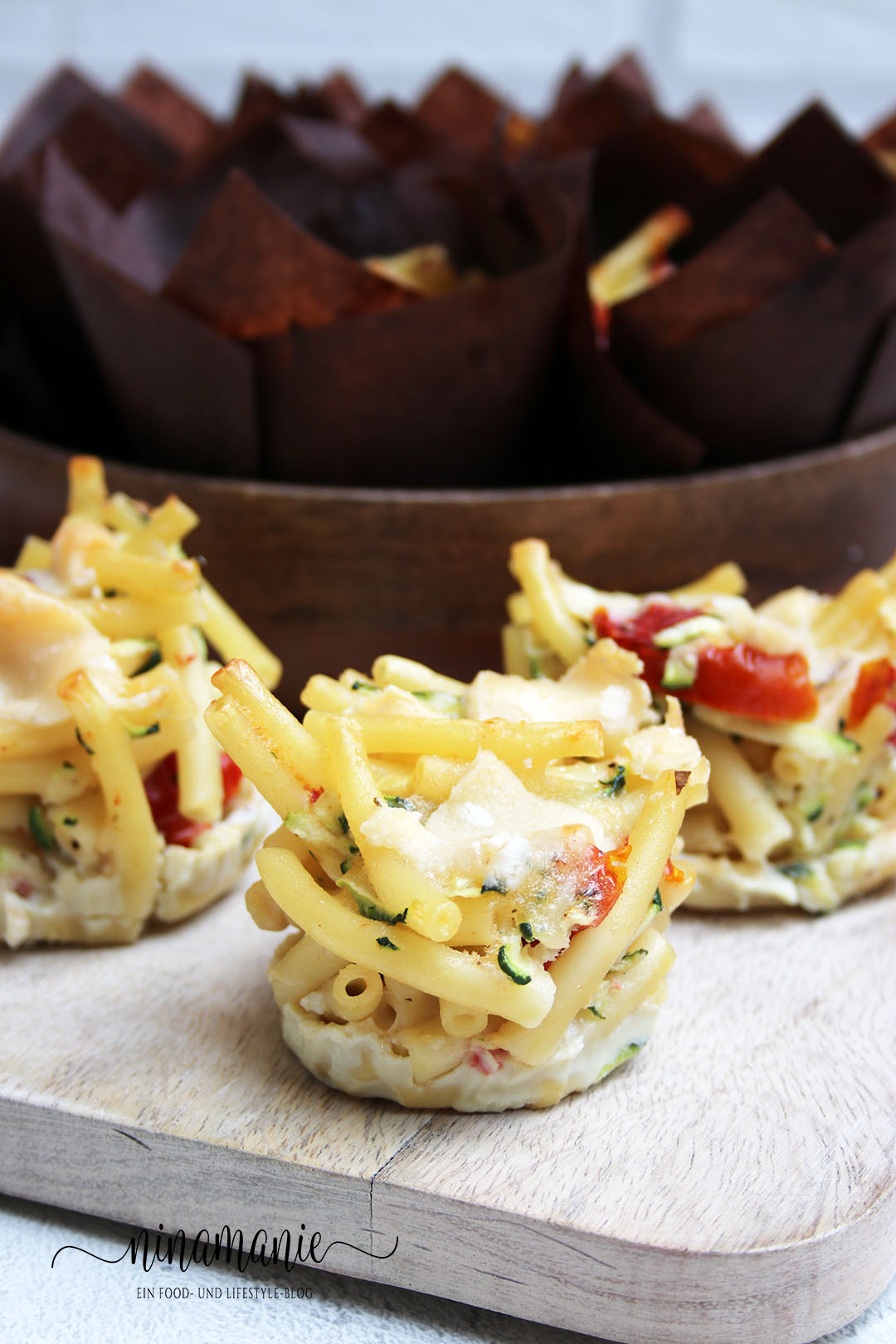 Pasta-Muffins mit Zucchini und getrockneten Tomaten