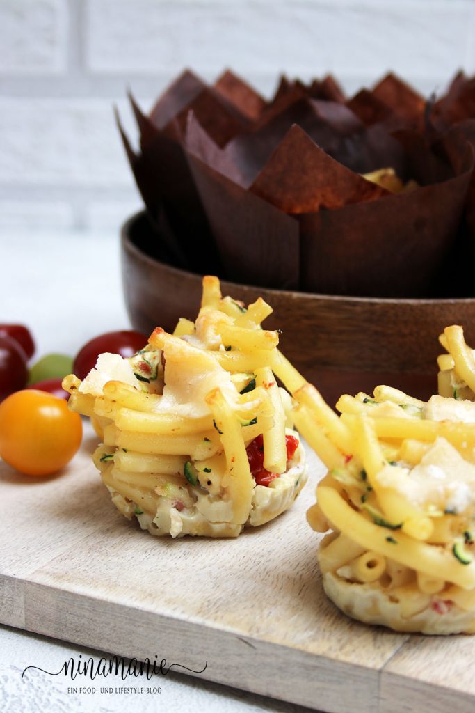 Pasta-Muffins mit Zucchini und getrockneten Tomaten