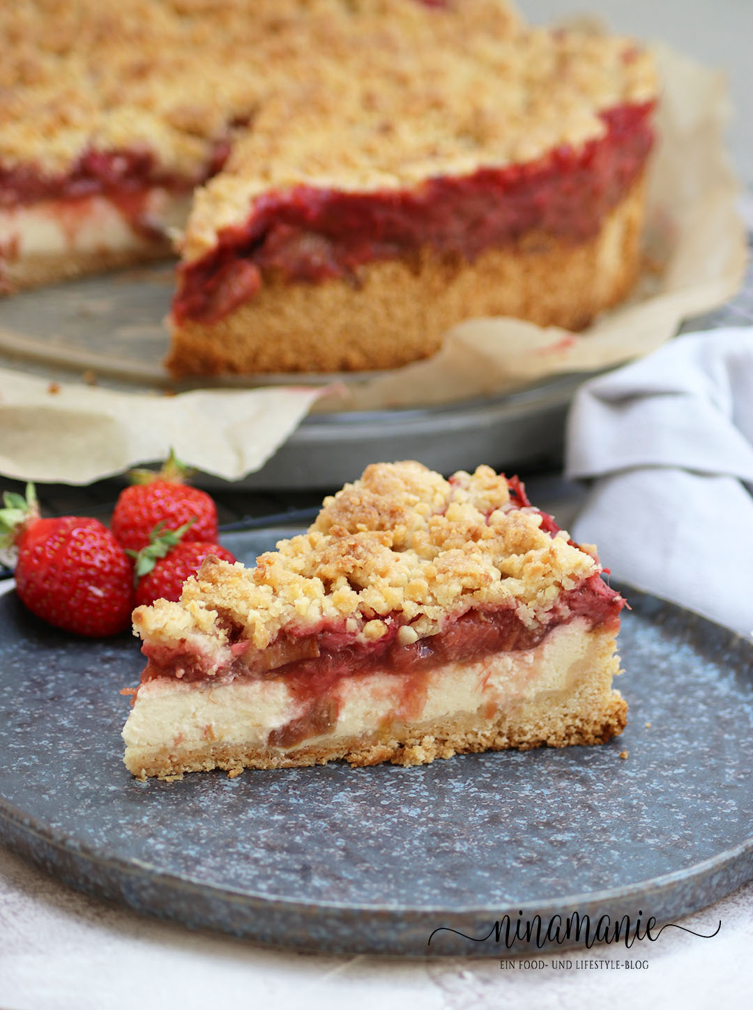Erdbeer-Rhabarber-Käsekuchen mit Streuseln