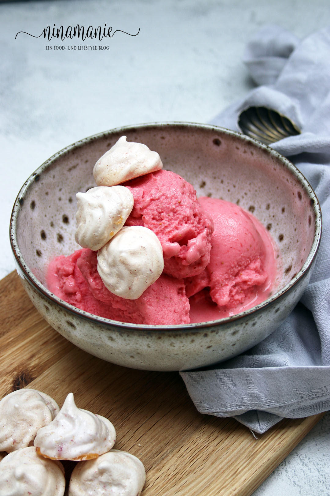 Erdbeereis mit Meringue-Stückchen