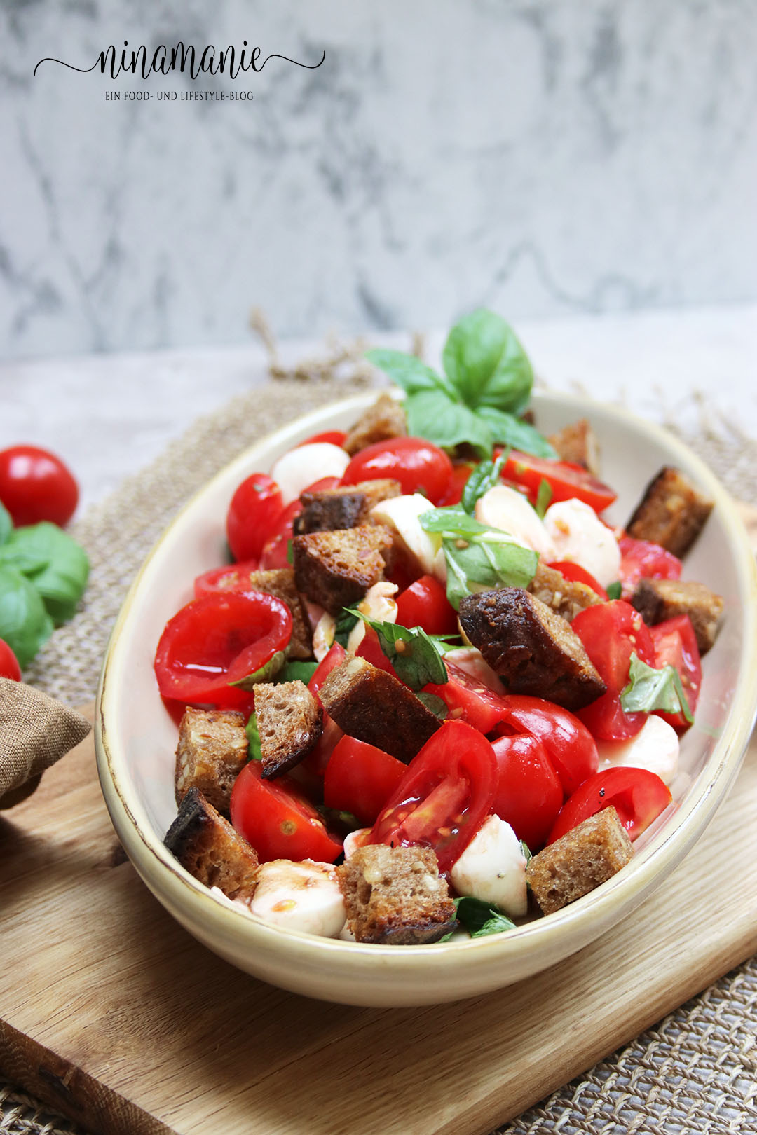Tomate-Mozzarella mit Brotwürfel