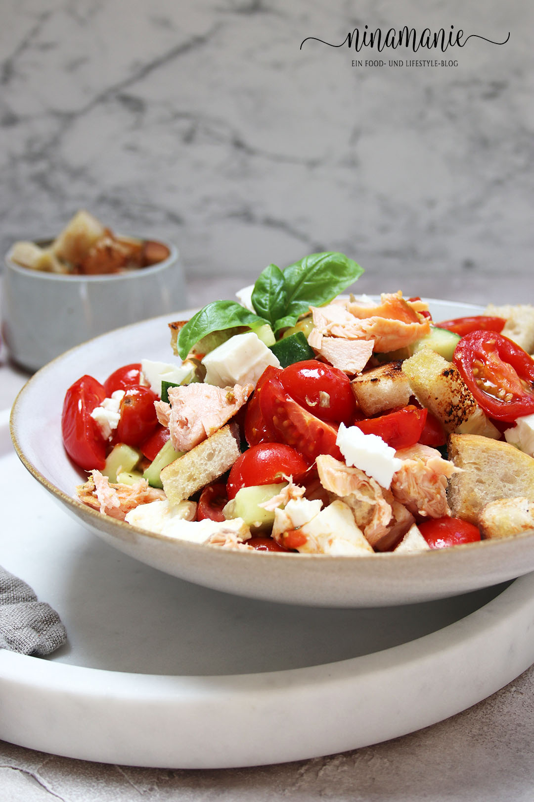 Brotsalat mit Lachs, Schafskäse und geschmolzenen Tomaten
