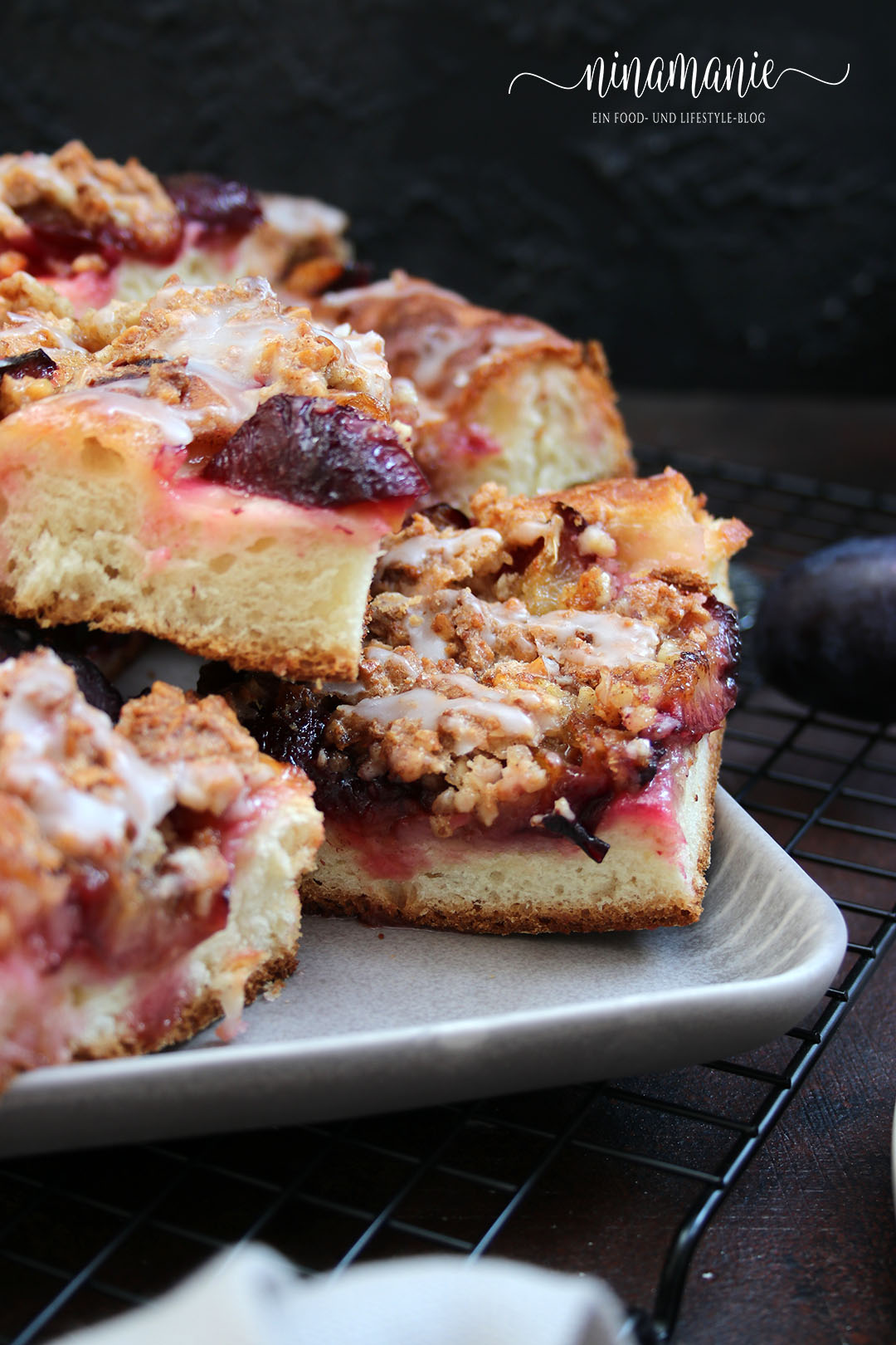 Butterkuchen mit Zwetschgen und Mandeltopping