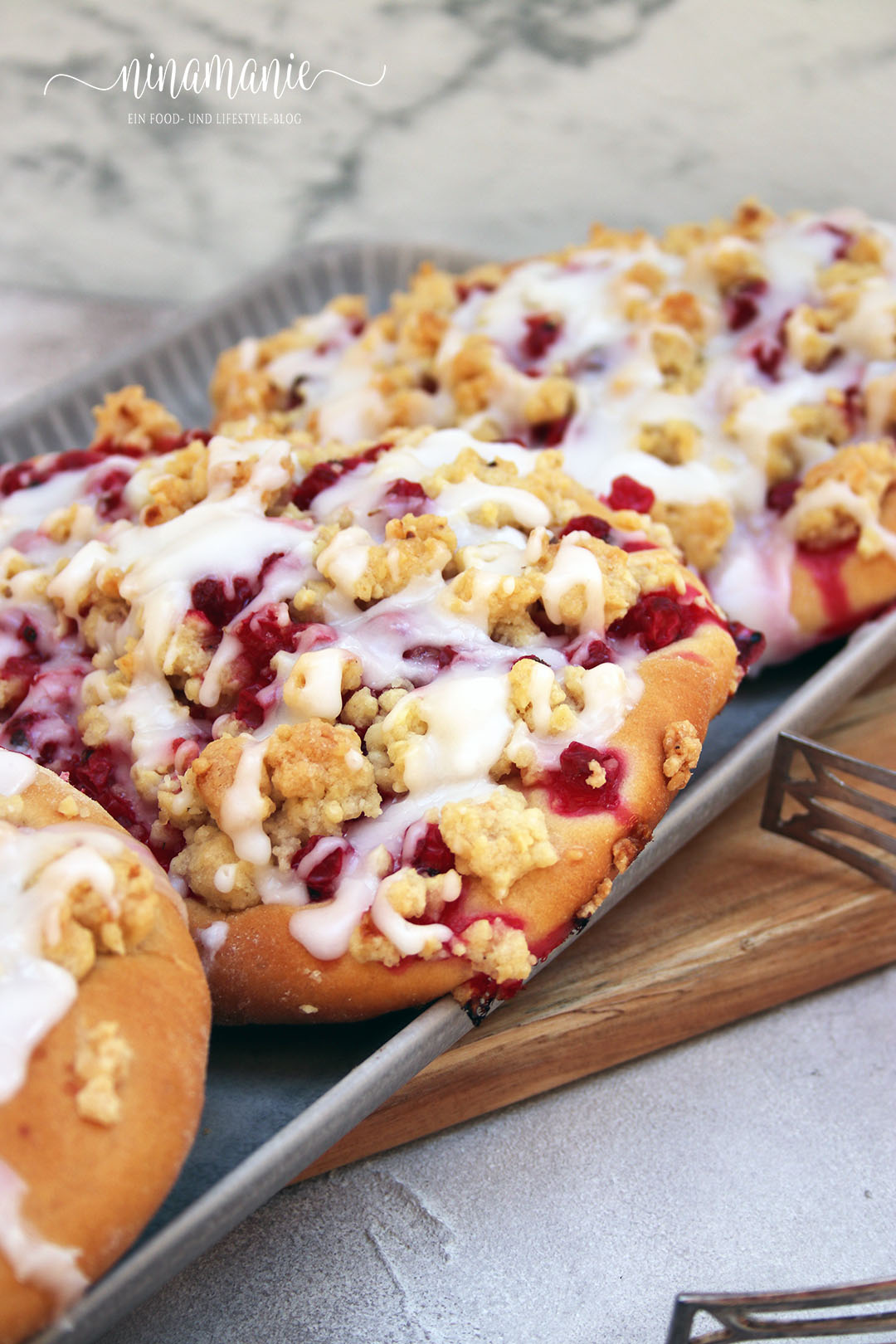Streuseltaler mit Johannisbeeren