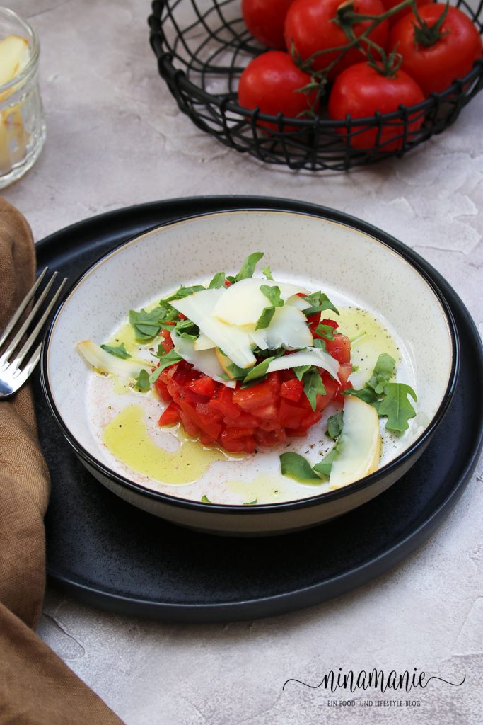 Tomatentatar mit Rucola und geräuchertem Käse