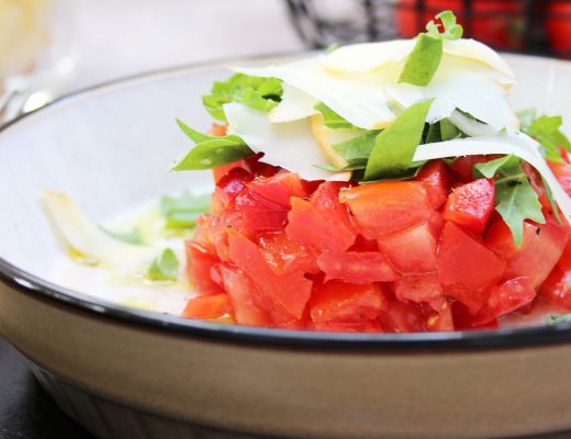 Tomatentatar mit Rucola und geräuchertem Käse