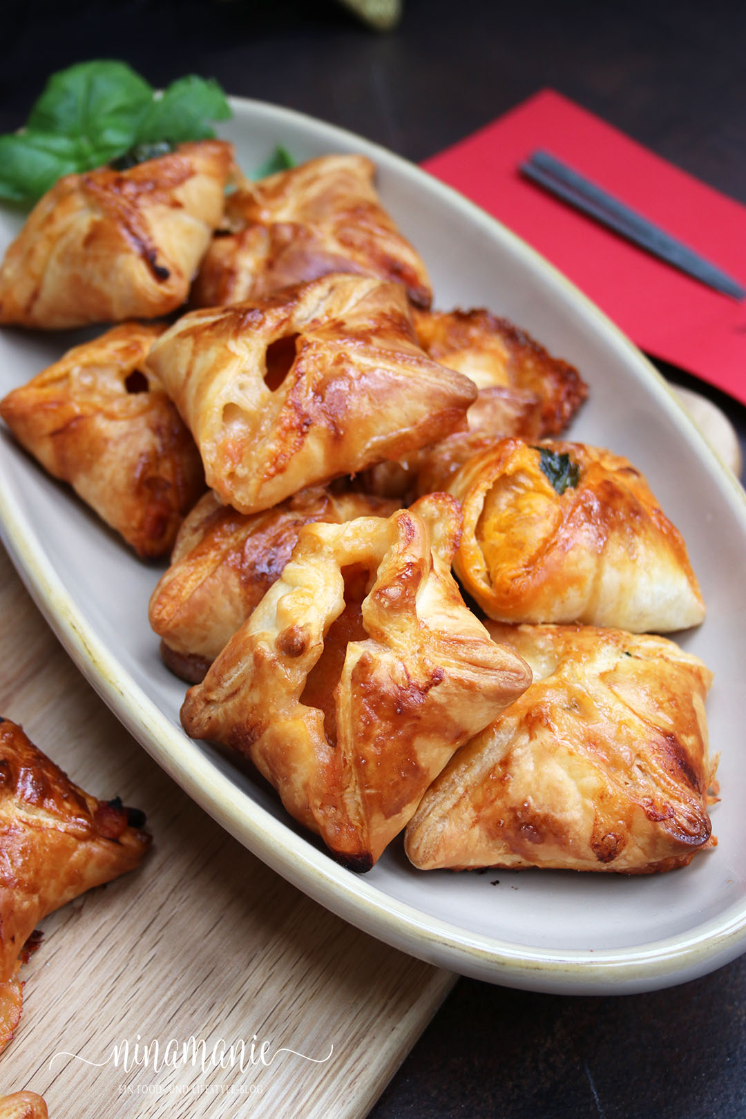 Pesto-Mozzarella-Blätterteigtaschen - Ninamanie Pesto-Mozzarella-Blätterteigtaschen - Ninamanie