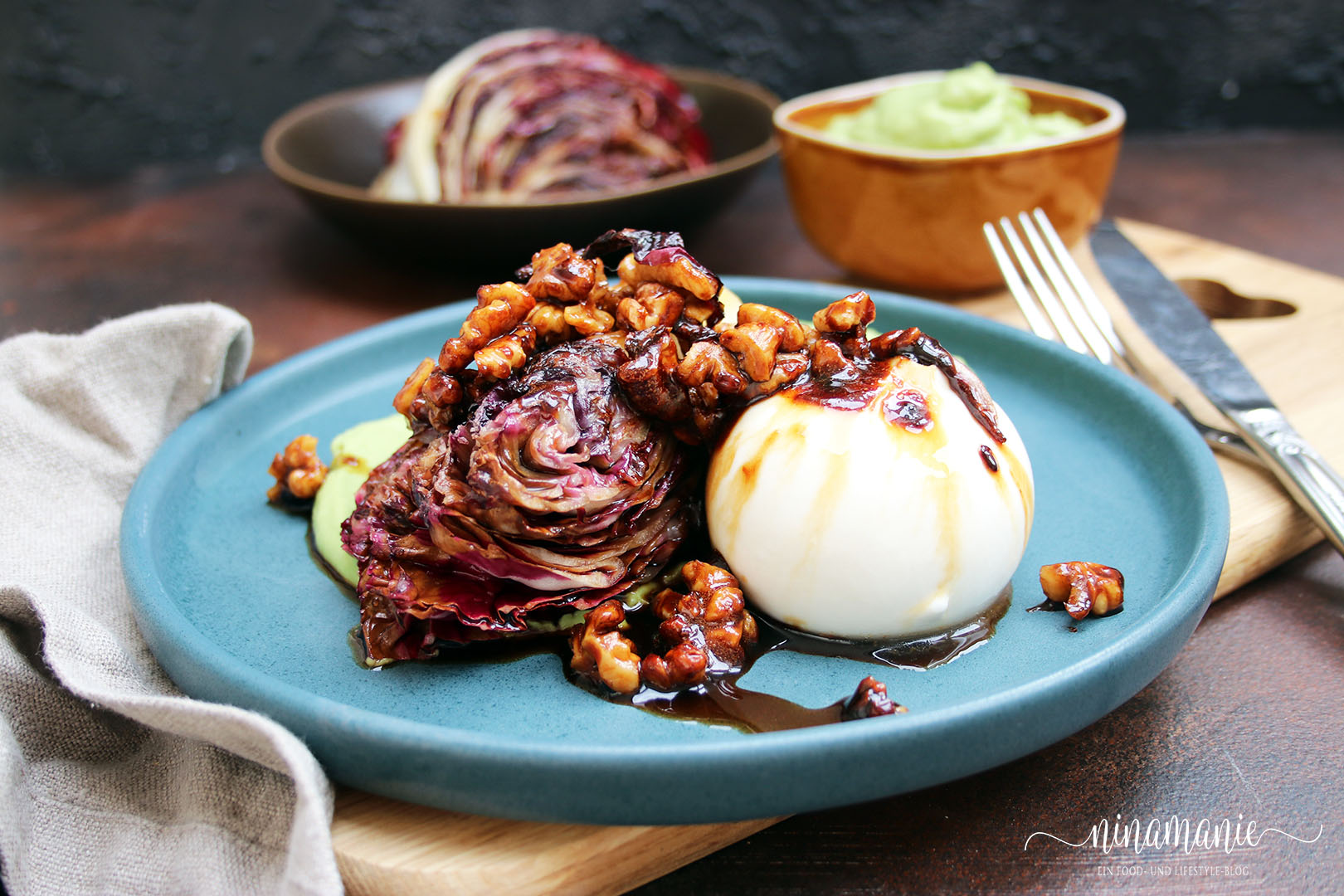 Gebratener Radicchio mit Burrata auf Avocadocreme
