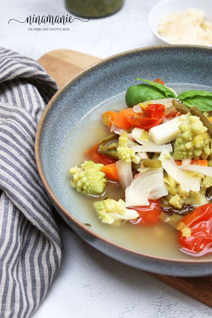 Gemüsesuppe mit Parmesan und Bohnen