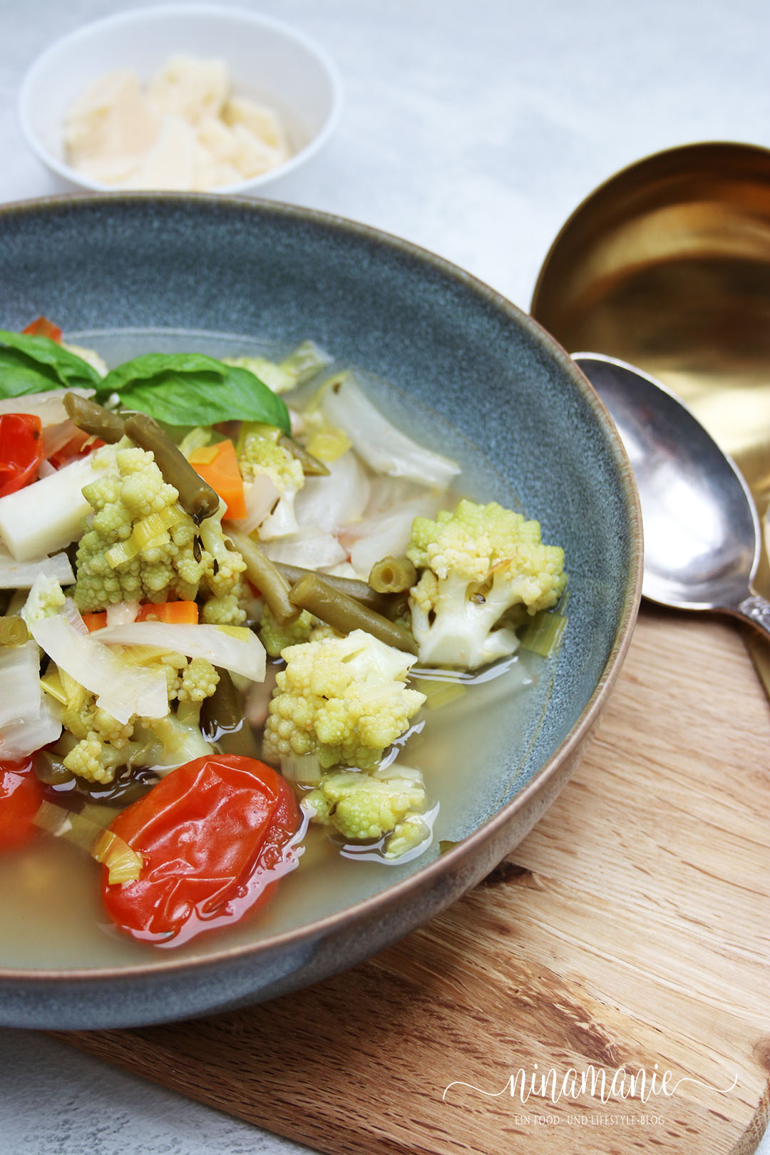 Gemüsesuppe mit Parmesan und Bohnen
