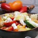 Tomaten-Gurken-Salat mit Avocado, gerösteten Brotwürfeln und Dill-Senf-Dressing