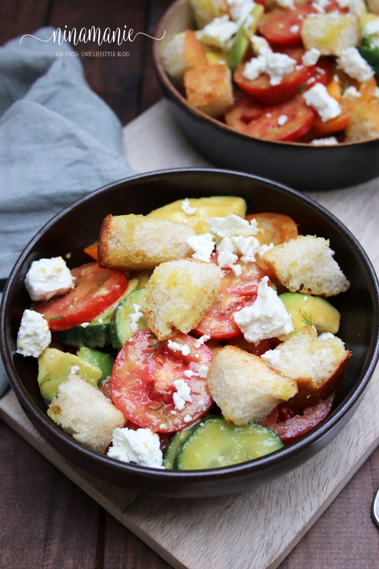 Tomaten-Gurken-Salat mit Avocado, gerösteten Brotwürfeln und Dill-Senf ... Tomaten-Gurken-Salat mit Avocado, gerösteten Brotwürfeln und Dill-Senf ...
