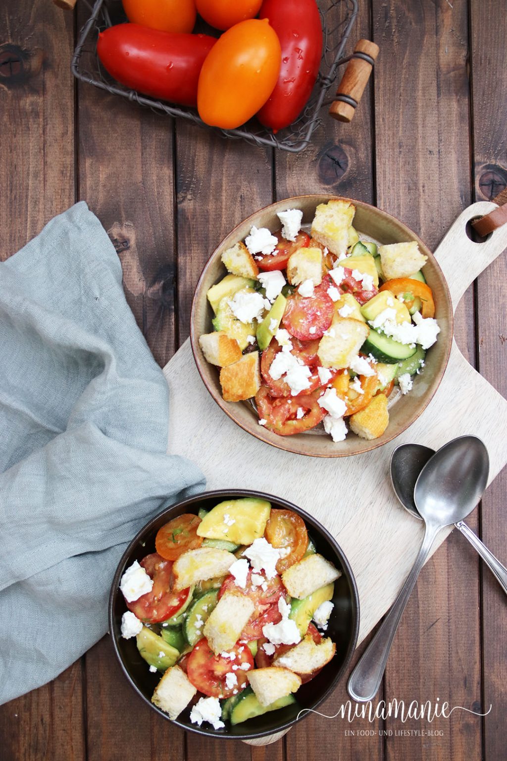 Tomaten-Gurken-Salat mit Avocado, gerösteten Brotwürfeln und Dill-Senf ...