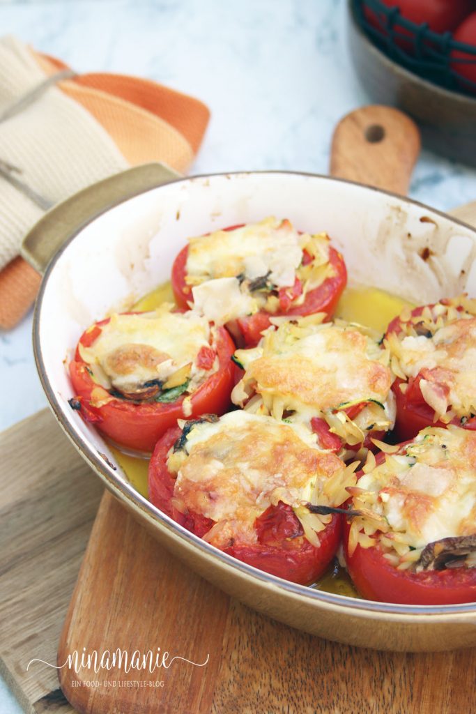 Gefüllte Tomaten mit Kritharaki-Nudeln