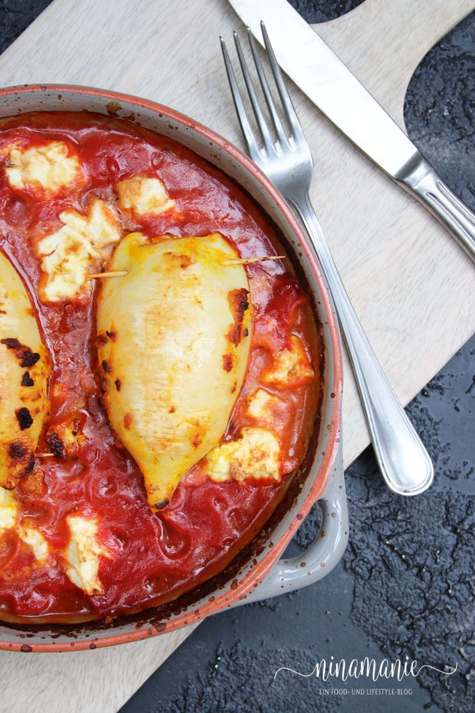 Tintenfischtuben gefüllt mit Kürbis-Feta-Stampf in Tomatensoße