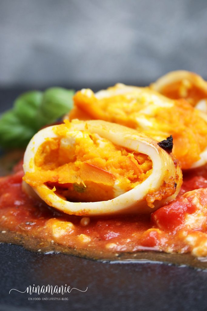 Tintenfischtuben gefüllt mit Kürbis-Feta-Stampf in Tomatensoße