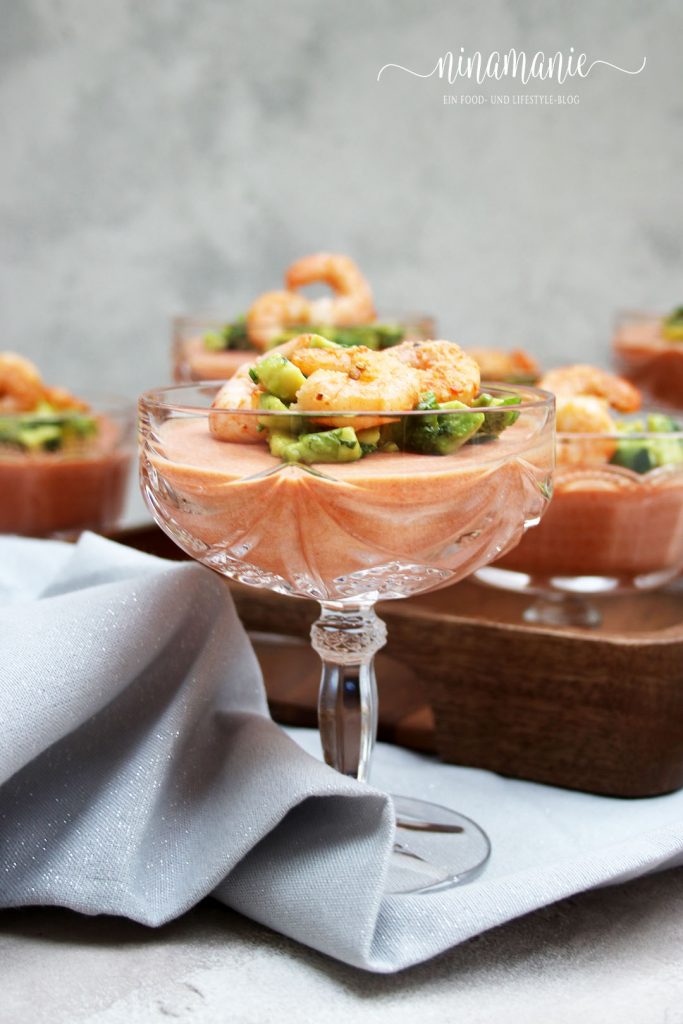 Tomatenpudding mit Garnelen