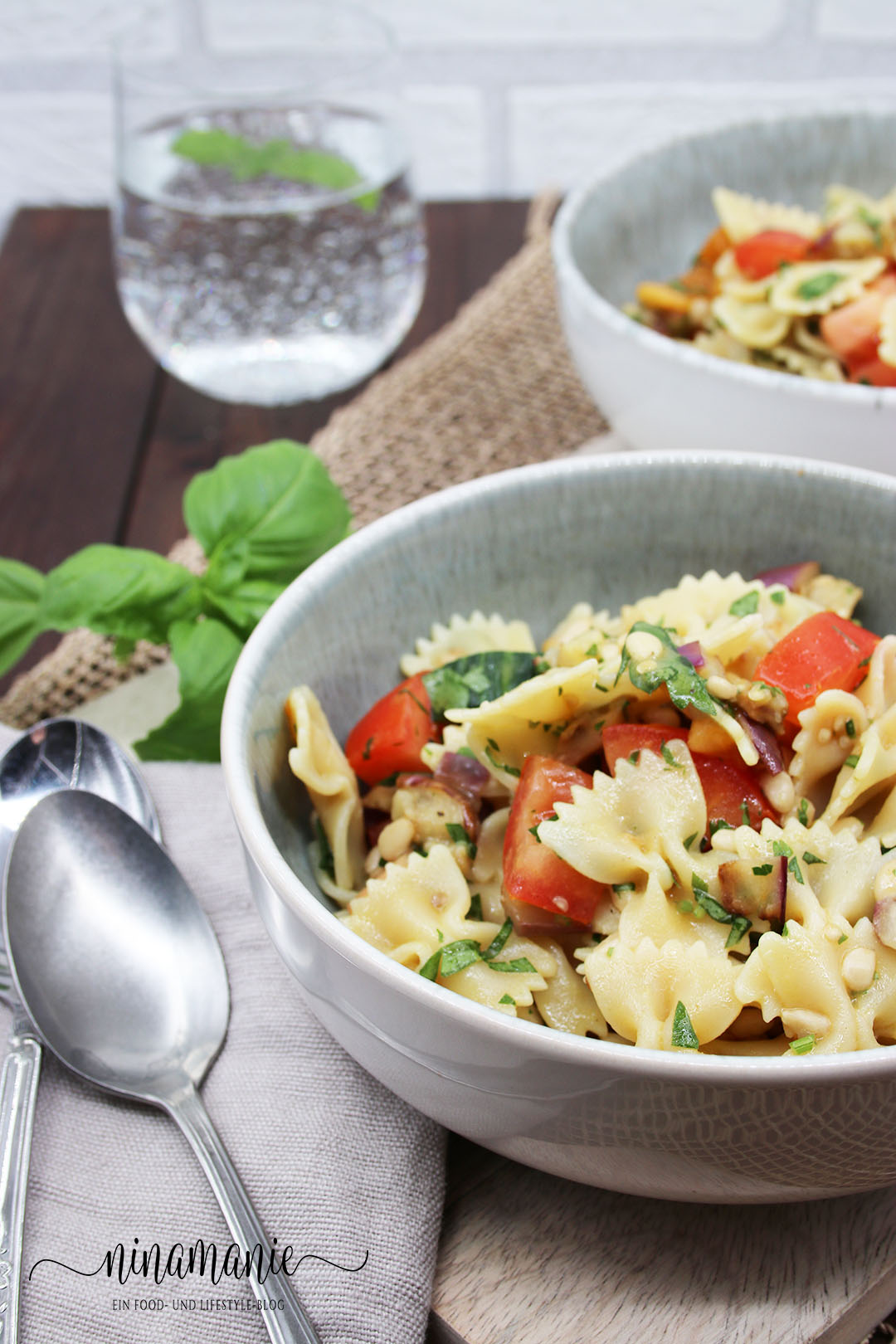 Nudelsalat mit Auberginen, Tomaten und Gurken