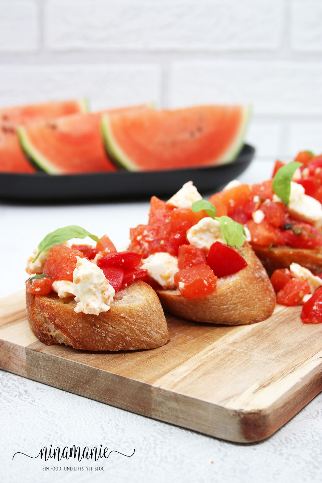 Bruschetta mit Tomate, Wassermelone und Feta