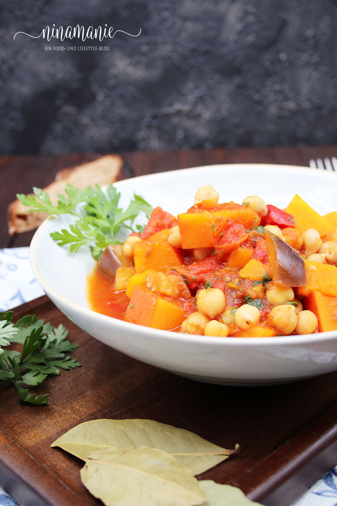 Gemüseeintopf mit Kürbis, Auberginen und Paprika