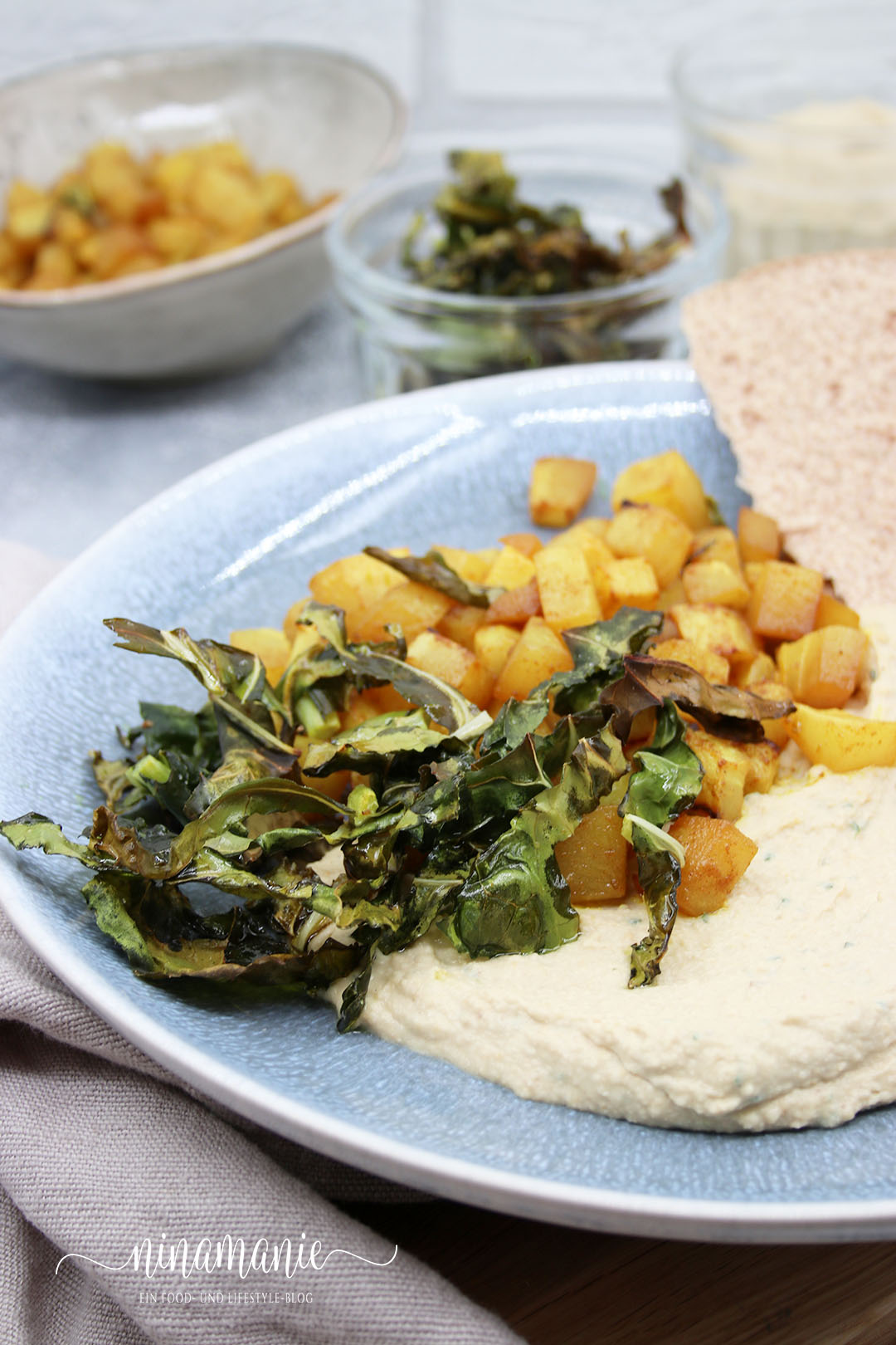 Hummus mit gerösteten Kohlrabiwürfeln und Kohlrabi-Chips