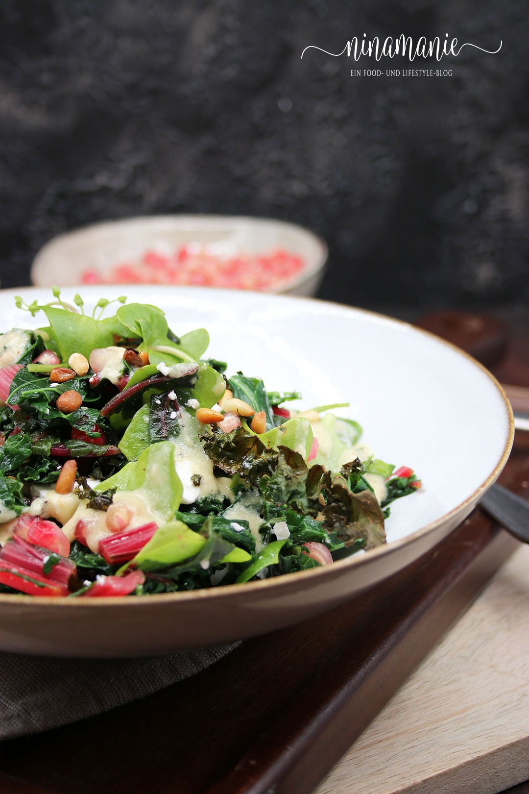 Grünkohl-Mangold-Salat mit Tahin-Dressing und Granatapfelkernen