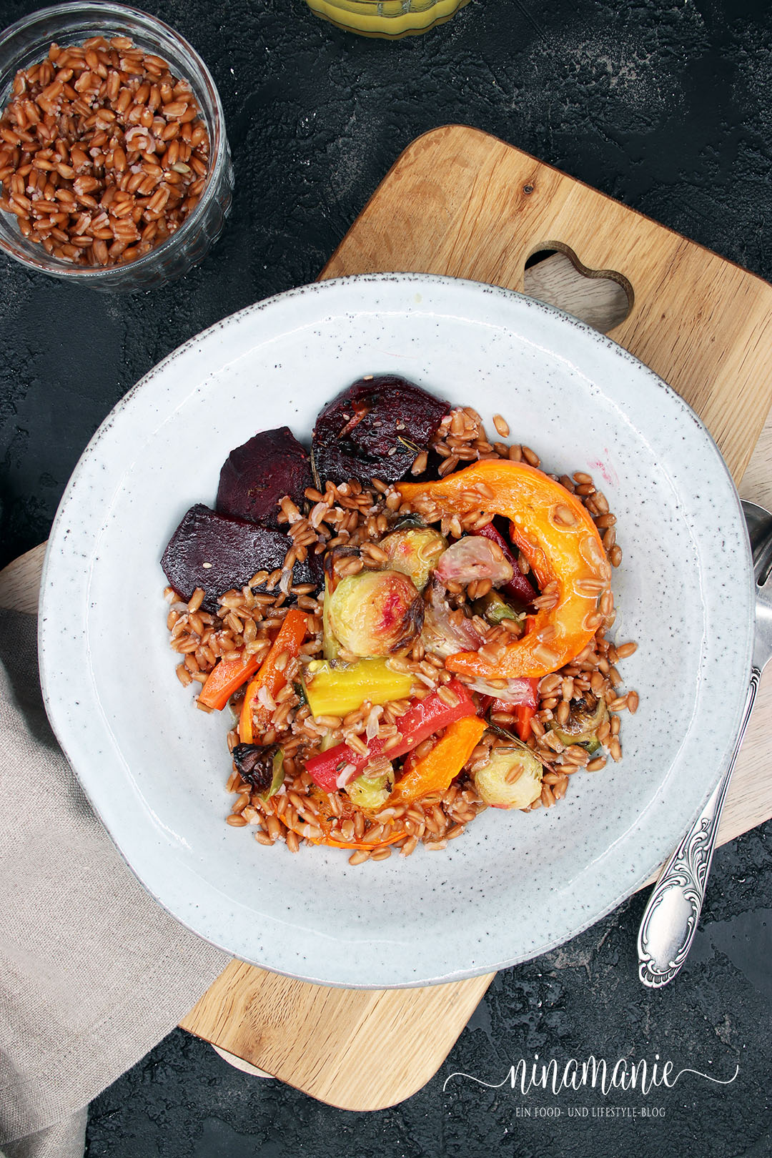 Lauwarmer Ofengemüsesalat mit Dinkel und Zitronen-Senf-Dressing.