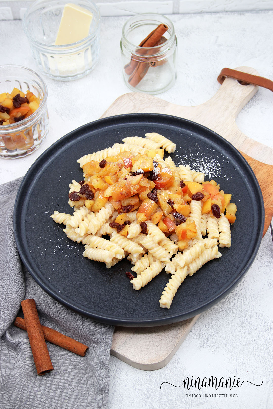 Süße Milchnudeln mit Apfelkompott